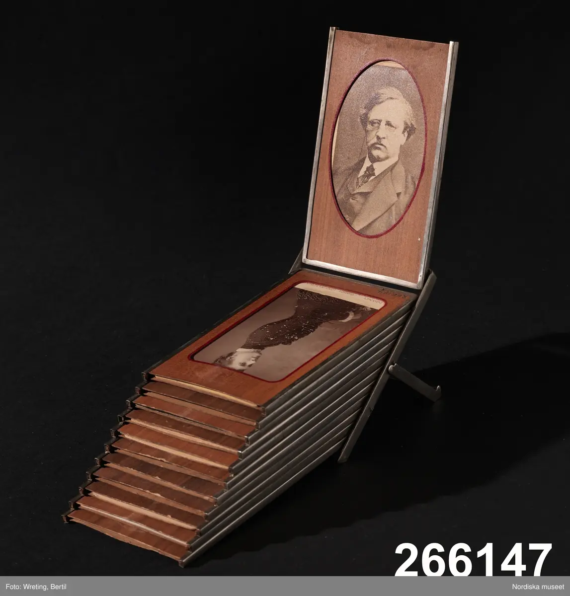 24 bilder av äldre och samtida personer.