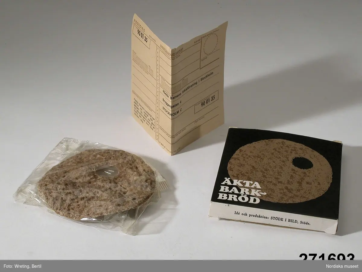 Från äldre katalogkort:
"Barkbröd
Mått på kartong 10 x 11 x 1,2 cm
Diameter, brödet ca 10 cm

ett runt tunt barkbröd med et excentriskt hål, inlagt i en cellofanpåse, tillsammans med ett postgiroinbetalningskort placerat i en rektangulär pappkartong, kartongens framsida svart med ett runt barkbröd avbildat och text i vitt "ÄKTA BARKBRÖD", ytterligare text på kartongens sidor bl.a. "RÄDDA BARNENS BRÖD FÖR BARN I NÖD / DETTTA ÄR ETT ÄKTA BARK BRÖD ... SÄLJES TILL FÖRMÅN FÖR RÄDDA BARNENS KAMPANJ "BARN i NÖD"... Idé och produktion: STÖDE I BILD, Stöde"."

På inbetalningskortet står det:
"Rädda Barnens barkbröd har påmint om svensk nöd i gången tid. Med min gåva vill jag ytterligare bidra till att lindra dem i nöd som finns i världen i dag."