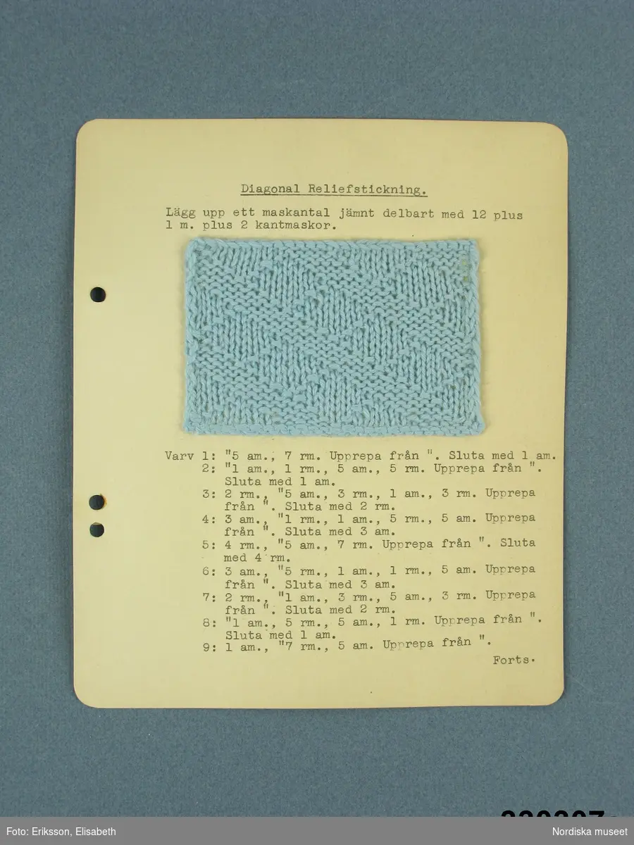 21 st provlappar med stickningsmönster litt. a - t
uppklistrade på kartong med maskinskriven stickbeskrivning till vart och ett.
Samtliga provlappar stickade i samma ljusblå ullgarn av typ babygarn.
Proverna utförda på stickkurs och har sedan samlats i pärm med uppdelning på skilda sticksätt. Bladen har före inmärkning i museet tagits ut ur pärmarna med bibehållen uppdelning.
Dessa prover låg under rubriken: Rät-och avigstickning II: Reliefstickning.
a. Enkel korsad reliefstickning
b. Enkel diagonal reliefstickning
c. Enkel rutad reliefstickning
d. Enkel spetskyprad reliefstickning
e.Diagonal reliefstickning
f. Randig reliefstickning
g. Derbystickning
h. Sick-sackstickning
i. Rutig reliefstickning
j. Pilstickning
k. Hålkrusstickning
l. Pilstickning
m. Korgflätningsstickning
n. Snedställd rutstickning
o. Randig reliefstickning
p. Triangelsticknig
q. Trappstegsstickning
r.  Trappstegsstickning, variation
s. Diagonal reliefstickning
t. Rutstickning ( kallas även näverstickning) har ett extra beskrivningsblad.
Alla korten är på baksidan stämplade: Tillhör Fru Elin Mechelsen, Höckertsvägen 30, Ängby 2.
/Berit Eldvik 2010-03 -11
