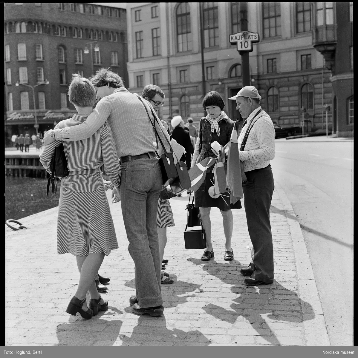 Kungabröllopet den 19 juni 1976, Carl XVI Gustaf gifter sig med Silvia Sommerlath. Dokumentation av människor längs kortegevägen. Åskådare, flaggförsäljare.