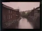 Trähusbyggelse vid Svartån i Västerås. Autochrome / Autokromfotografi.