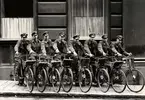 Nordiska Kompaniets cykelbud på rad. Unga pojkar som levererar varor med cykel till kunderna,