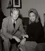 Monsieur Erik och sångerskan Josephine Baker sitter tillsammans i en möblerad interiör på varuhuset Nordiska Kompaniet i Stockholm i mars 1946.