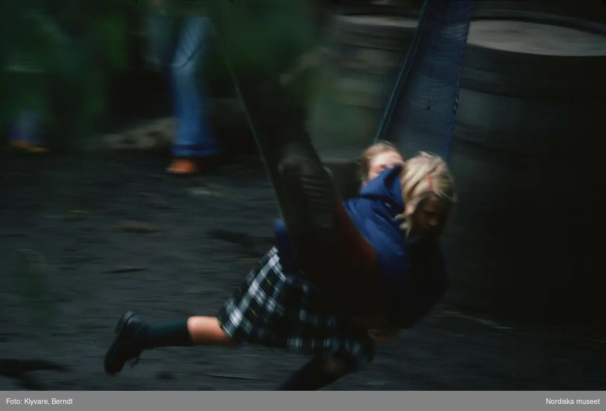 Från barnutställning, Louisiana, Danmark. Två flickor som gungar. Lekande barn 7-12 år.