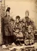 Gruppbild med fyra personer ur familjen Åren. Studiofotografi 1912.