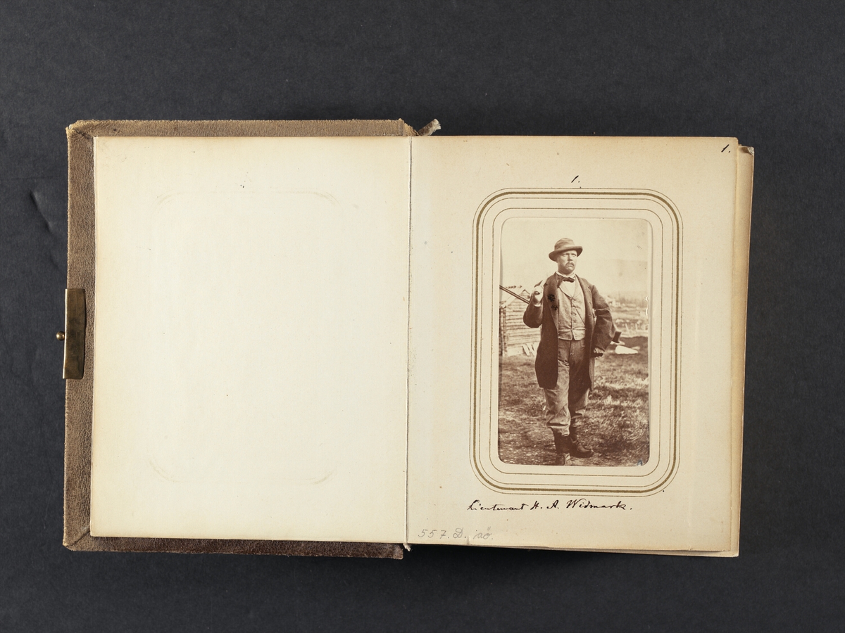 "Lieutenant H A Widmark". Ur Lotten von Dübens fotoalbum med motiv från den etnologiska expedition till Lappland som leddes av hennes make Gustaf von Düben 1868.Troligen Henrik Adolf Widmark (1833-1889), sedermera landshövding i Norrbottens län.