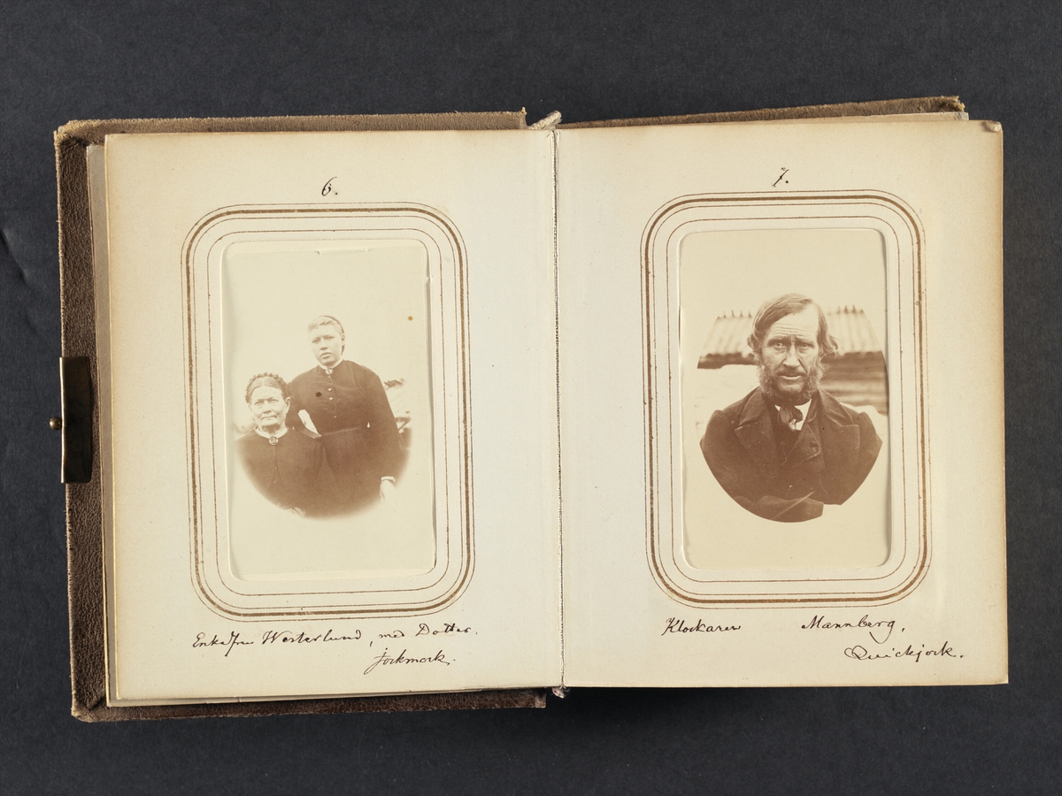"Enkan Westerlund, med Dotter. Jockmock". Ur Lotten von Dübens fotoalbum med motiv från den etnologiska expedition till Lappland som leddes av hennes make Gustaf von Düben 1868.