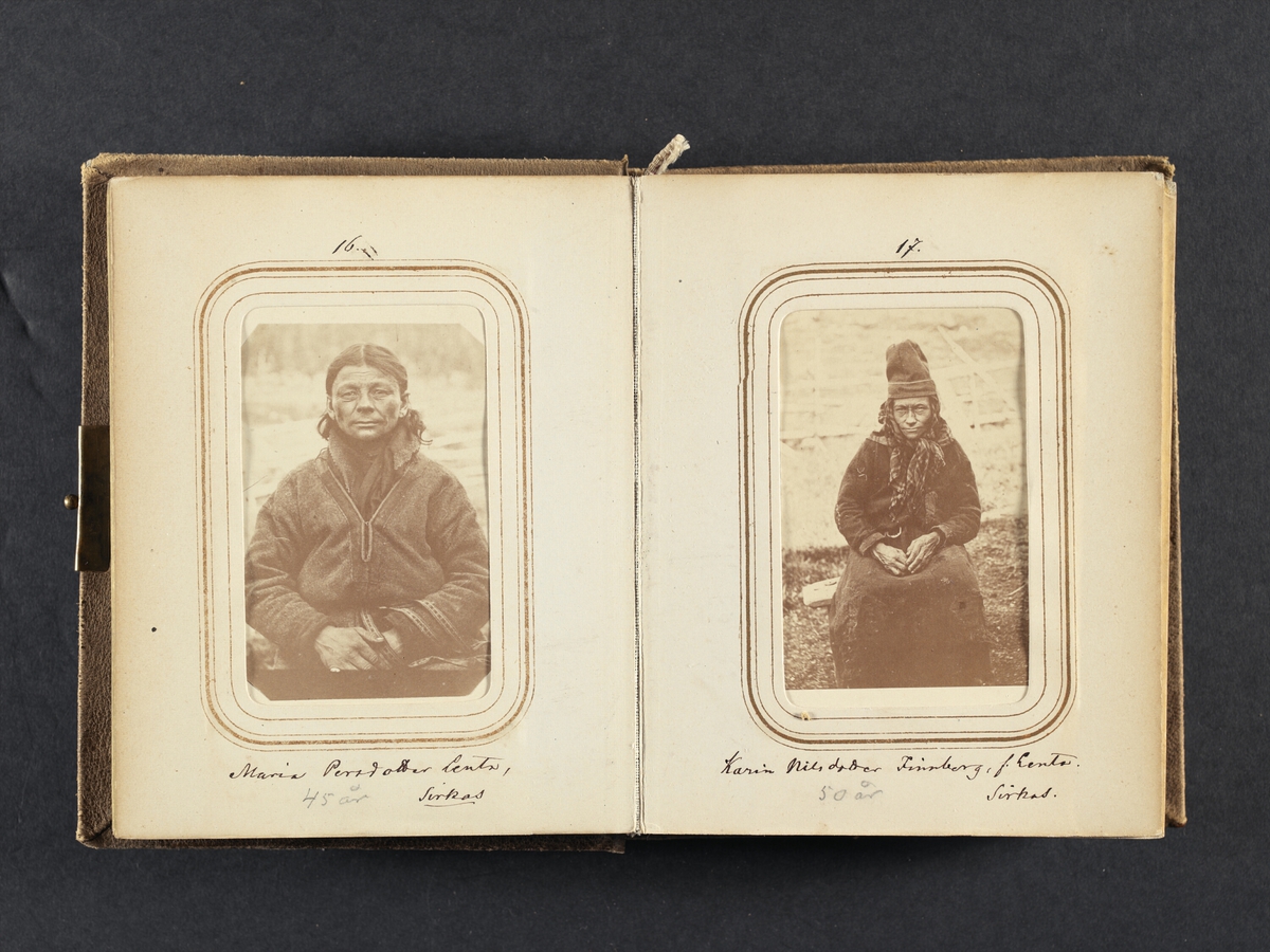 Porträtt av Karin Nilsdotter Finnberg, född Länta, 50 år, Sirkas sameby. Ur Lotten von Dübens fotoalbum med motiv från den etnologiska expedition till Lappland som leddes av hennes make Gustaf von Düben 1868.