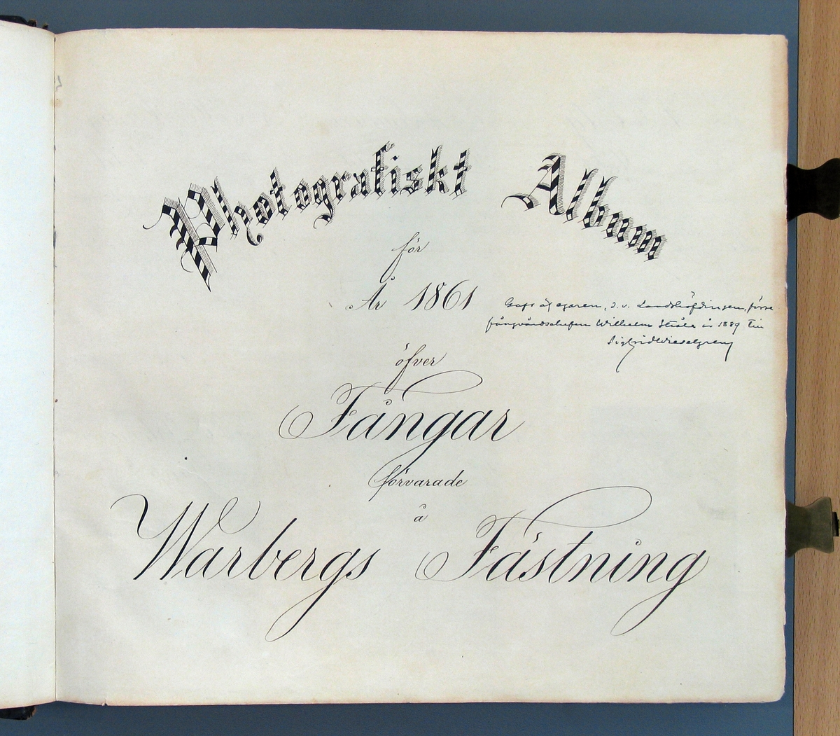 Ur "Photografiskt Album för år 1861 öfver fångar förvarade å Warbergs fästning". Fånge N:o 168 C. Pettersson. Fjärde resan stöld. 55 år gammal, född i Tvings sn., Blekinge län. "Visat våldsamhet och högst opålitligt uppförande å Ny Elfsborg. Kallas af fångarne å fästningen för Wargen".