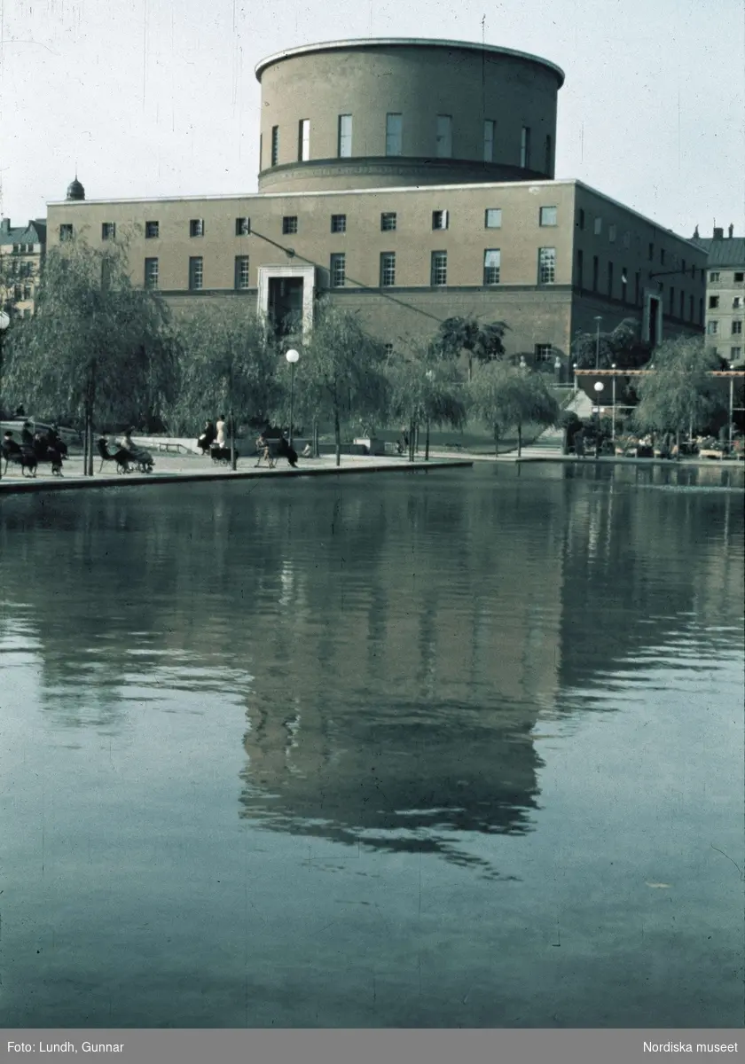 Stockholm. Stockholms stadsbibliotek som speglar sig i plaskdammen i Observatorielunden.