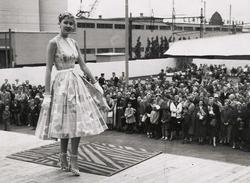 Mannekäng med klänning i tyg av Viola Gråsten. H55-utställni