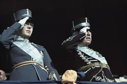 Carl Johan Bernadotte och Prins Eugen gör honnör.