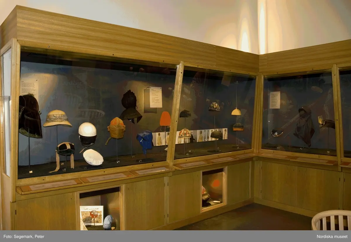 Utställning på Nordiska museet 2005-2007.
Ett 50-tal mössor, hattar och andra huvudbonader har plockats fram ur museets magasin och visas i två montrar i museets markplan.