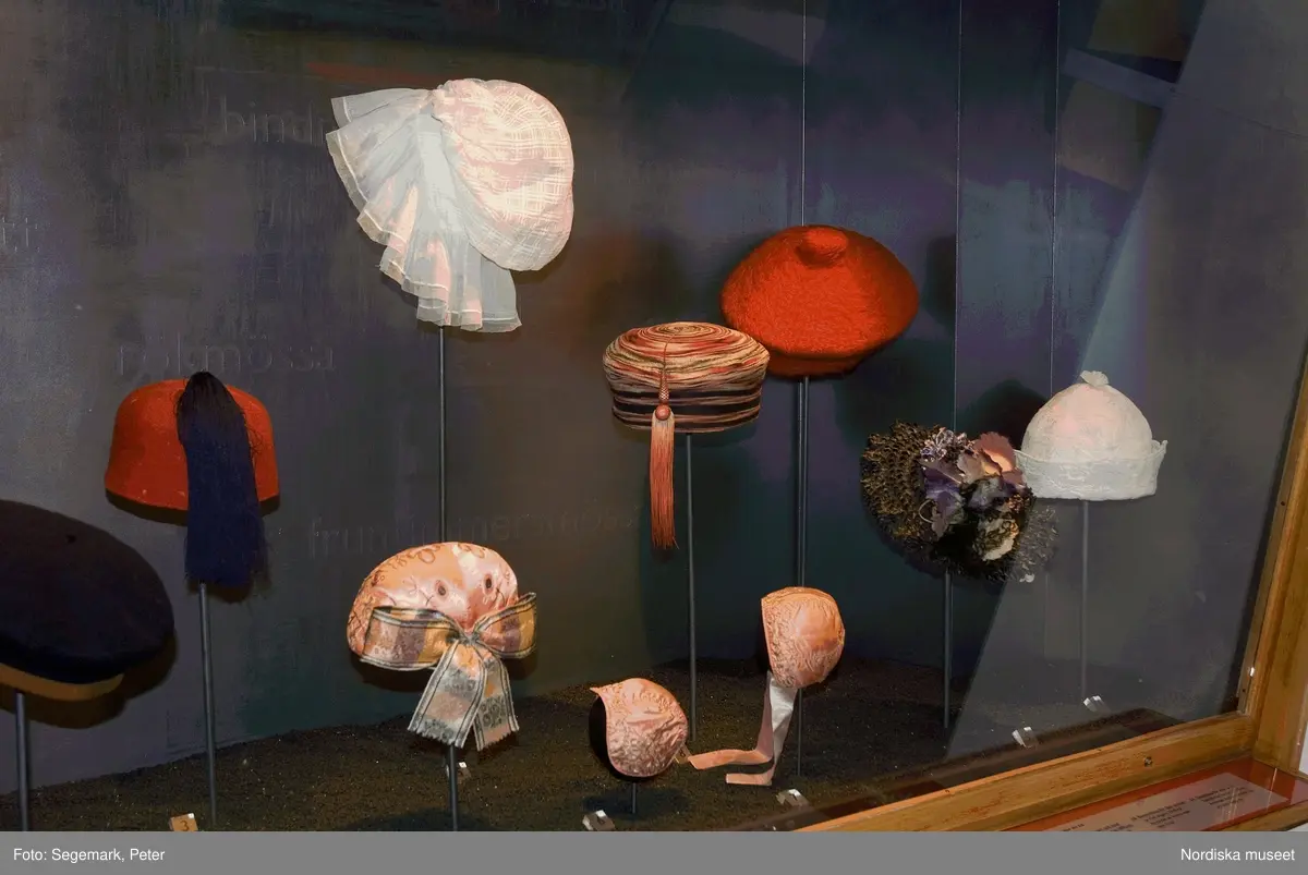 Utställning på Nordiska museet 2005-2007.
Ett 50-tal mössor, hattar och andra huvudbonader har plockats fram ur museets magasin och visas i två montrar i museets markplan.