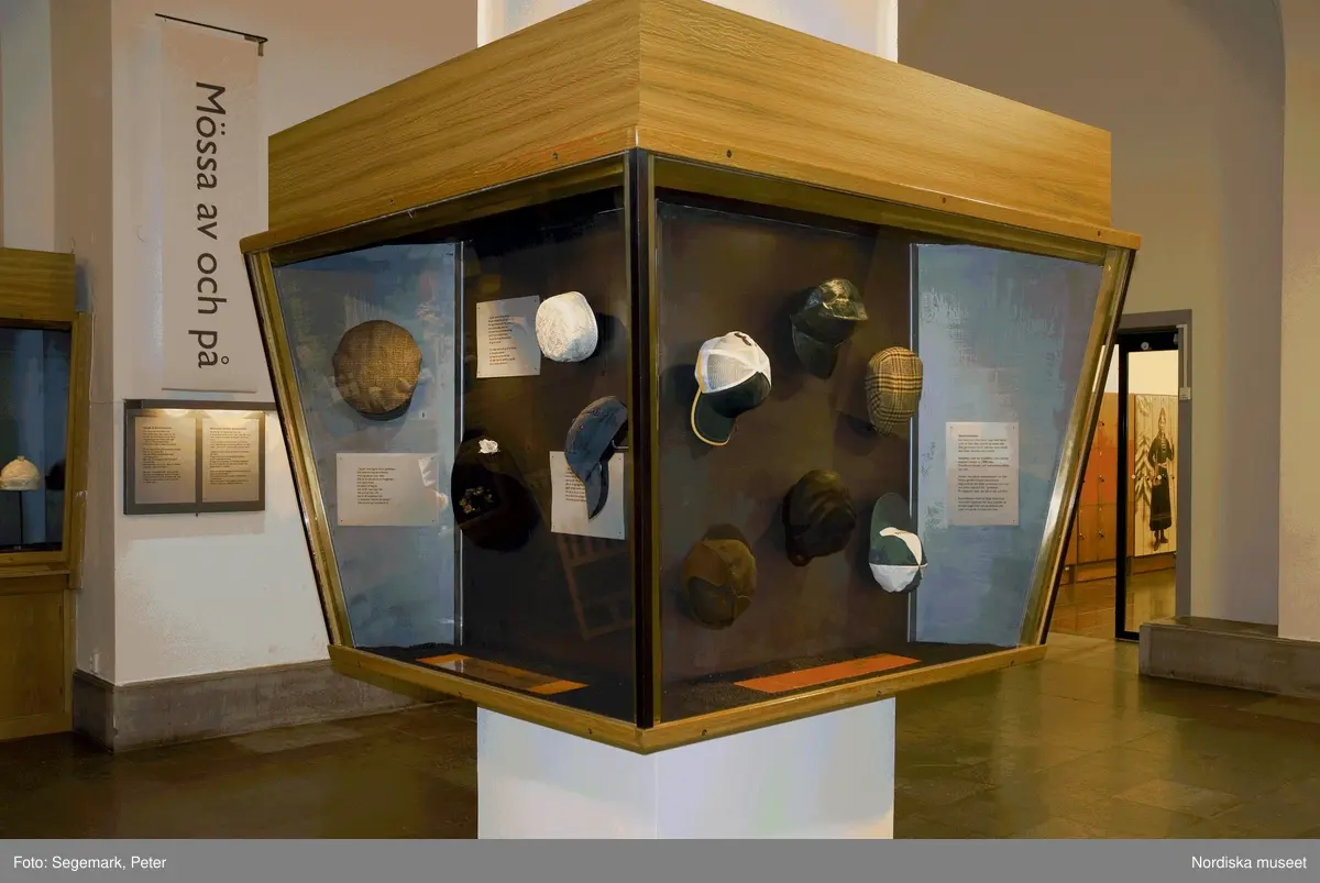 Utställning på Nordiska museet 2005-2007.
Ett 50-tal mössor, hattar och andra huvudbonader har plockats fram ur museets magasin och visas i två montrar i museets markplan.