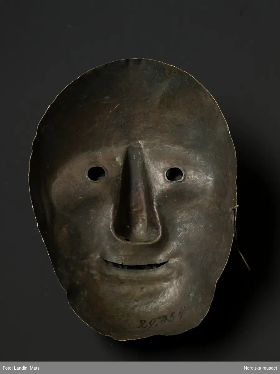 Mask i koppar. Nordiska museets föremål inv.nr 29054.