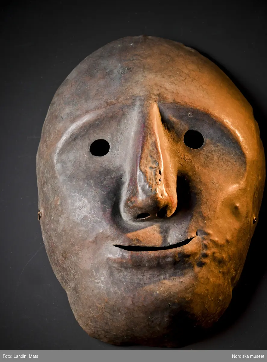 Mask i koppar. Nordiska museets föremål inv.nr 29054.