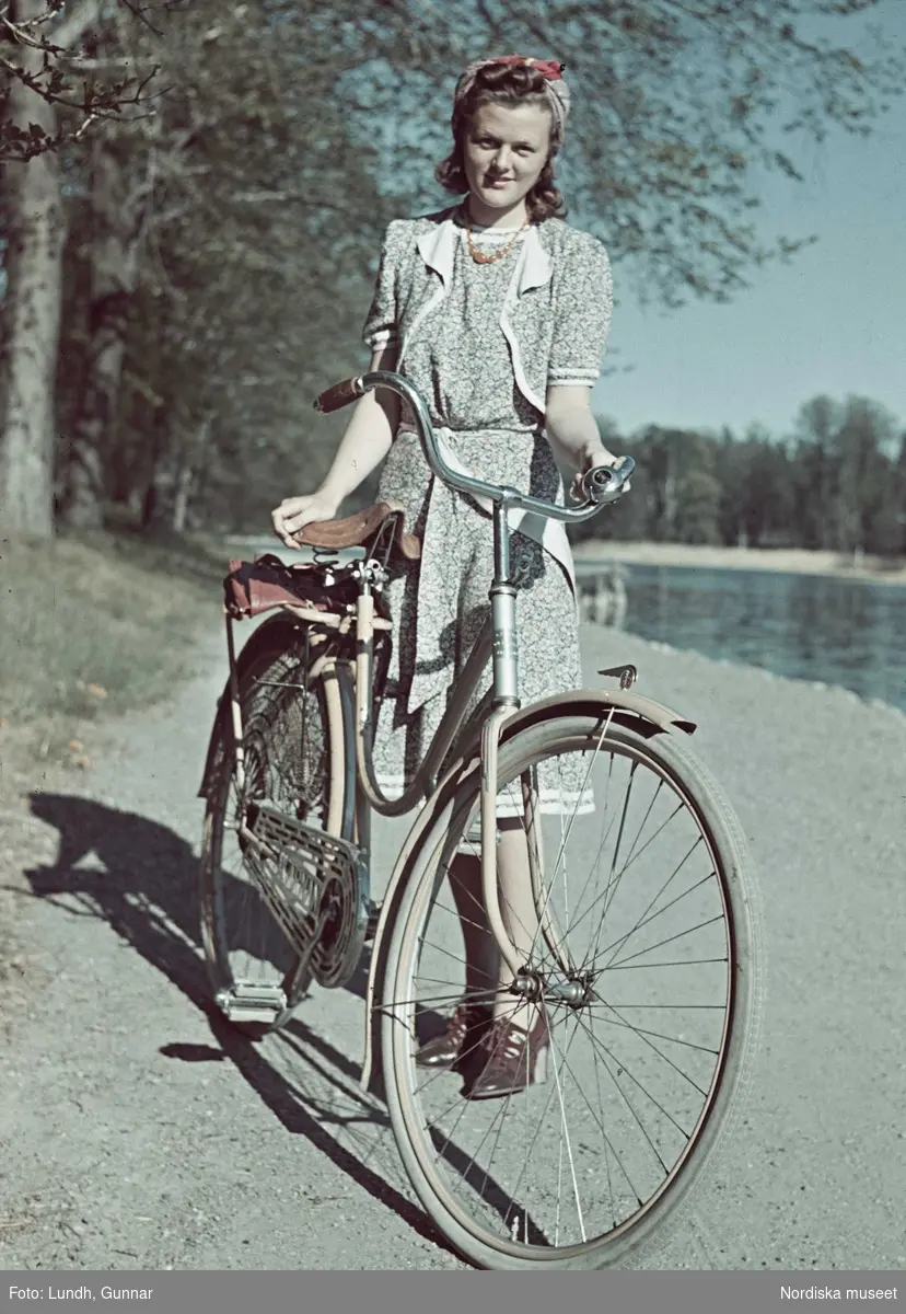 Kvinna med cykel.