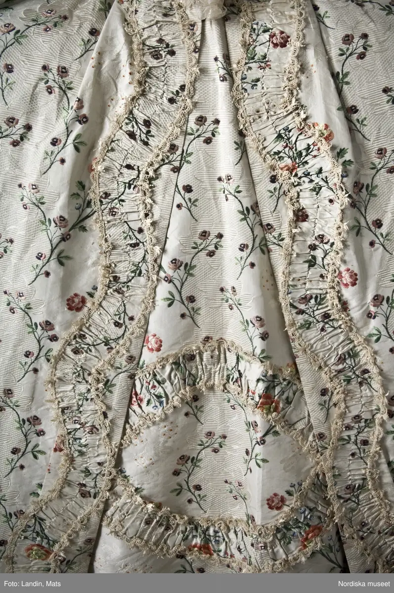 Dräkt av sidenbrokad, 1700-talets mitt. Nordiska museet inv nr 173609.