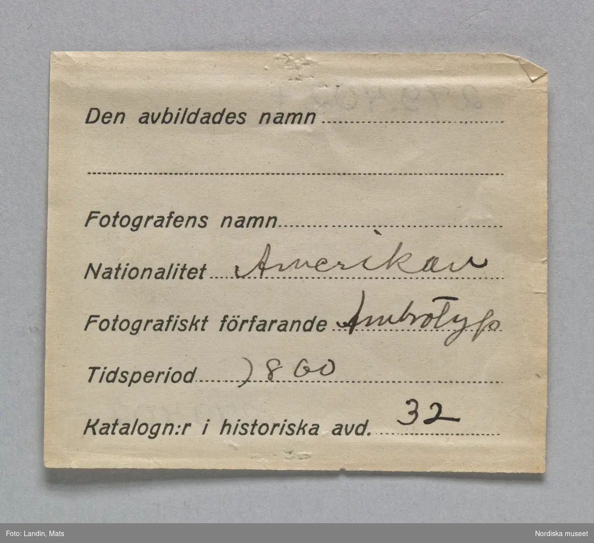 Porträtt av ett litet barn i vit klänning.Kolorerad Ambrotypi i förgylld metallram inpassad i fodral med sammetsfoder. Instansat i passepartouten: "James & Co, Summer St, 1860."
Nordiska museet inv.nr 279402