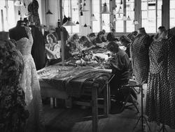 Interiör från klänningsateljén på NK:s Franska damskrädderi.