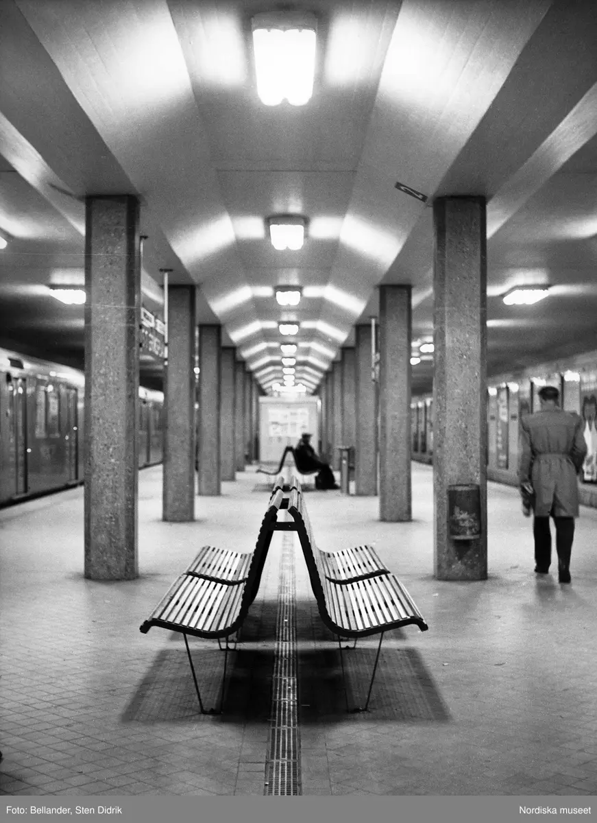 Perrongen på S:t Eriksplans tunnelbanestation i Stockholm. Bänkar.