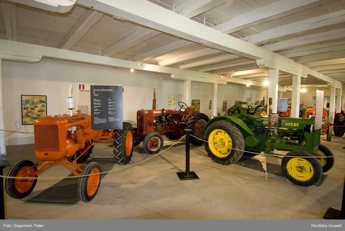 Traktorutställning, "Traktorer med drag",  första utställningen. Visning av traktorer , arbetsmaskiner och redskap tillverkade 1917-1950, Julita gård, juni 2007.