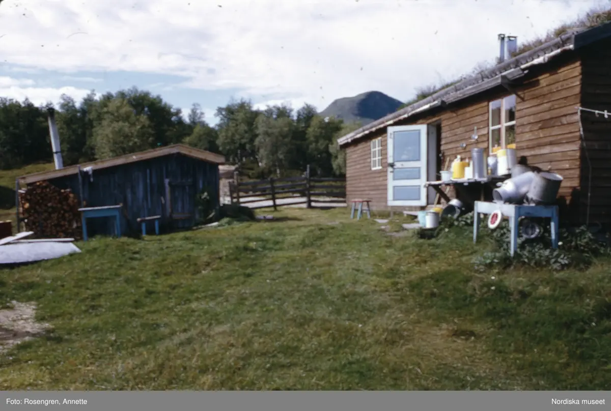 Bruksvallarna, fäbod, 1974. Byggnader, djur, människor och natur.
