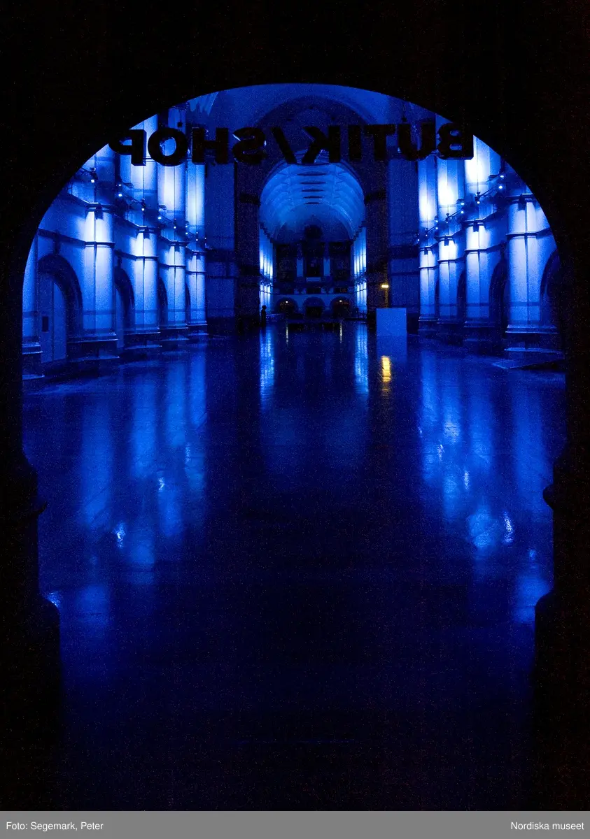 "Natt på Nordiska museet"  succépremiär för nytt höstlovsprogram på Nordiska museet 4/11 2010.
Porten var låst, lamporna släckta och personalen hade gått hem.
Samtliga visningar såldes ut, många var de besökare som ville följa med på en spännande visning om förgiftade drycker och magiska föremål i ett stängt Nordiska museet.
 
