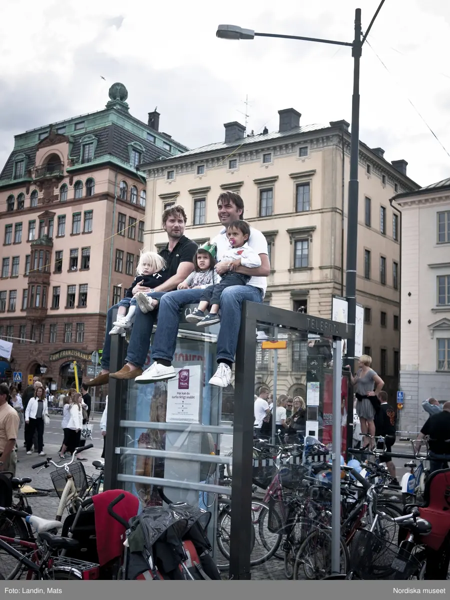Dokumentation, Kronprinssesbröllopet,  Stockholm dagen för bröllopet mellan Kronprinsessan Victoria och Daniel Westling den 19 juni 2010. 
Förmiddag och eftermiddag. Ett stort antal kungliga gäster från Europas hov var inbjudna att delta i bröllopsfestligheterna. Bilar med nationsflaggor står parkerade utmed gatorna. Kravallstängsel och utsmyckningar sätts upp längs kortegevägen och elkablar dras. Stadens butiker skyltar med kungligt tema, särskilda produkter och varor har tagits fram i vissa fall, i andra fall har man specialerbjudanden fram till vigseln, ballonger i svenska färgerna etc. Efter vigseln i Storkyrkan kl.15.30 färdades brudparet i kortege genom centrala Stockholm. Det blev sedan båtfärd på Stockholms Ström med kungaslupen Vasaorden, salut från Kastellholmen, örlogsbesök, militärparader, häckbildningar och musikhyllningar. Människor väntar vid slottet och på Skeppsbron från tidig morgon för att få en skymt av brudparet, vinka med flaggor och fotografera, när kortegen passerar .