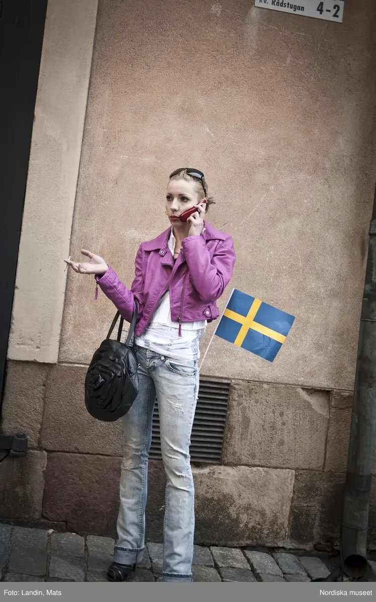 Dokumentation, Kronprinssesbröllopet,  Stockholm dagen för bröllopet mellan Kronprinsessan Victoria och Daniel Westling den 19 juni 2010. 
Förmiddag och eftermiddag. Ett stort antal kungliga gäster från Europas hov var inbjudna att delta i bröllopsfestligheterna. Bilar med nationsflaggor står parkerade utmed gatorna. Kravallstängsel och utsmyckningar sätts upp längs kortegevägen och elkablar dras. Stadens butiker skyltar med kungligt tema, särskilda produkter och varor har tagits fram i vissa fall, i andra fall har man specialerbjudanden fram till vigseln, ballonger i svenska färgerna etc. Efter vigseln i Storkyrkan kl.15.30 färdades brudparet i kortege genom centrala Stockholm. Det blev sedan båtfärd på Stockholms Ström med kungaslupen Vasaorden, salut från Kastellholmen, örlogsbesök, militärparader, häckbildningar och musikhyllningar. Människor väntar vid slottet och på Skeppsbron från tidig morgon för att få en skymt av brudparet, vinka med flaggor och fotografera, när kortegen passerar .