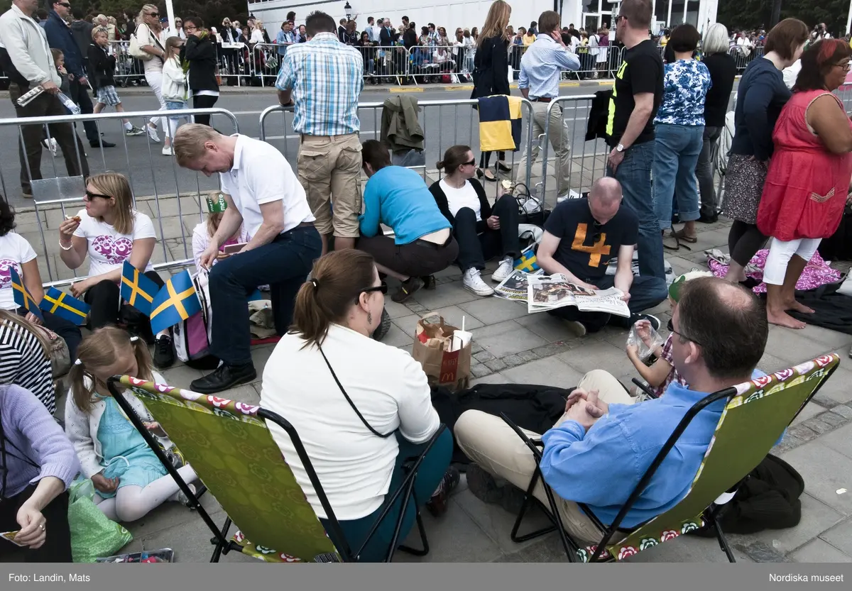 Dokumentation, Kronprinssesbröllopet, Stockholm dagen för bröllopet mellan Kronprinsessan Victoria och herr Daniel Westling den 19 juni 2010. 

Förmiddag till sen kväll. Ett stort antal kungliga gäster från Europas hov var inbjudna att delta i bröllopsfestligheterna. Kravallstängsel , avspärrningar och utsmyckningar sätts upp längs kortegevägen, som tidigt på förmiddagen. Gator och torg är ännu ganska tomma.

Efter vigseln i Storkyrkan kl.15.30 färdades brudparet i kortege genom centrala Stockholm. Det blev sedan båtfärd på Stockholms Ström med kungaslupen Vasaorden, salut från Kastellholmen, örlogsbesök, militärparader, häckbildningar och musikhyllningar. Människor väntade vid slottet och på Skeppsbron från tidig morgon för att få en skymt av brudparet, vinka med flaggor och fotografera, när kortegen passerade.
 
På kvällen släppte avspärrningarna. Människor fotograferade varandra vid blomsteruppsättningarna. Programmet i slottet visades på storbildsskärm.

På Skeppsbron har möbelvaruhuset IKEA ställt upp en stor installation med texten "tillsammans",  där människor låter sig fotograferas samt ett tältläger där den som besöker bröllopet kan checka in och övernatta.