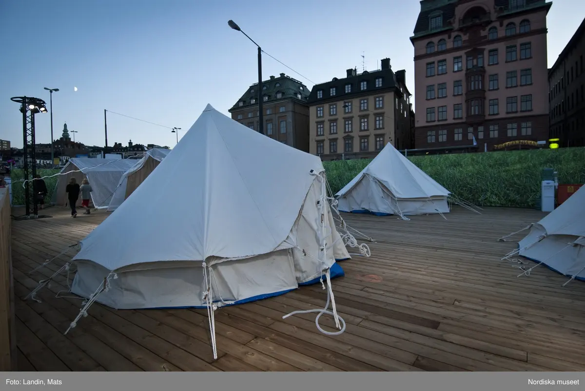 Dokumentation, Kronprinssesbröllopet, Stockholm dagen för bröllopet mellan Kronprinsessan Victoria och herr Daniel Westling den 19 juni 2010. 

Förmiddag till sen kväll. Ett stort antal kungliga gäster från Europas hov var inbjudna att delta i bröllopsfestligheterna. Kravallstängsel , avspärrningar och utsmyckningar sätts upp längs kortegevägen, som tidigt på förmiddagen. Gator och torg är ännu ganska tomma.

Efter vigseln i Storkyrkan kl.15.30 färdades brudparet i kortege genom centrala Stockholm. Det blev sedan båtfärd på Stockholms Ström med kungaslupen Vasaorden, salut från Kastellholmen, örlogsbesök, militärparader, häckbildningar och musikhyllningar. Människor väntade vid slottet och på Skeppsbron från tidig morgon för att få en skymt av brudparet, vinka med flaggor och fotografera, när kortegen passerade.
 
På kvällen släppte avspärrningarna. Människor fotograferade varandra vid blomsteruppsättningarna. Programmet i slottet visades på storbildsskärm.

På Skeppsbron har möbelvaruhuset IKEA ställt upp en stor installation med texten "tillsammans",  där människor låter sig fotograferas samt ett tältläger där den som besöker bröllopet kan checka in och övernatta.