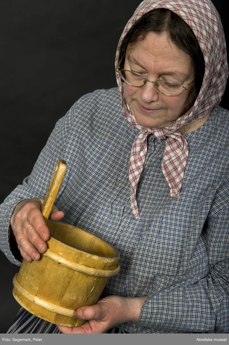 Pedagoger vid Nordiska museet 2010. Museipedagogen Kerstin Cunelius som "mor i stugan". Fotodokumentation av pedagogerna i museets Lekstuga med kläder och rekvisita.