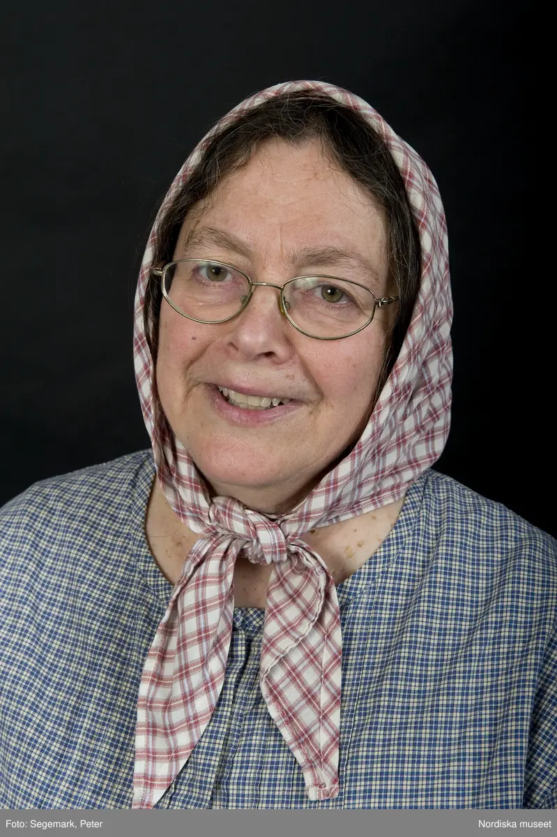 Pedagoger vid Nordiska museet 2010. Museipedagogen Kerstin Cunelius som "mor i stugan". Fotodokumentation av pedagogerna i museets Lekstuga med kläder och rekvisita.