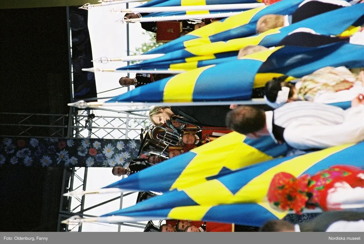 Firandet av den svenska nationaldagen den 6 juni 2004 på Skansen, Stockholm. Den kungliga familjen. Orkester. Publik. Artisterna Jan Malmsjö, Shirley Clamp, Magnus Carlsson.
