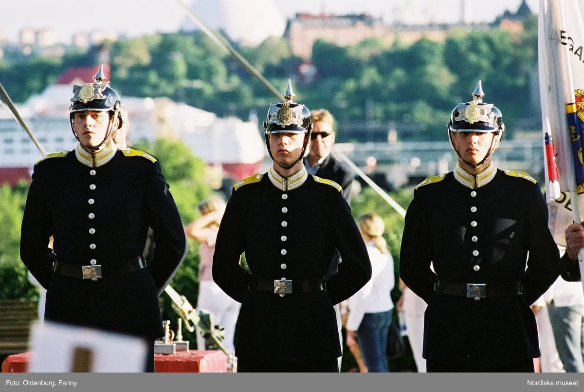 Firandet av den svenska nationaldagen den 6 juni 2004 på Skansen, Stockholm. Den kungliga familjen. Orkester. Publik. Artisterna Jan Malmsjö, Shirley Clamp, Magnus Carlsson.