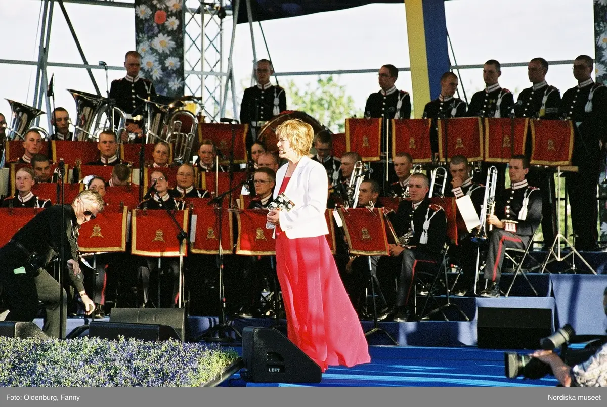 Firandet av den svenska nationaldagen den 6 juni 2004 på Skansen, Stockholm. Den kungliga familjen. Orkester. Publik. Artisterna Jan Malmsjö, Shirley Clamp, Magnus Carlsson.