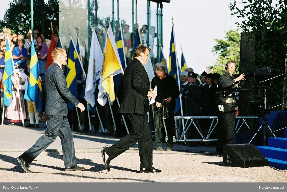 Firandet av den svenska nationaldagen den 6 juni 2004 på Skansen, Stockholm. Den kungliga familjen. Orkester. Publik. Artisterna Shirley Clamp, Tomas Ledin och Lasse Berghagen. Programledaren Agneta Bolme Börjefors.