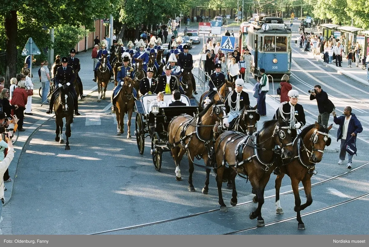Firandet av den svenska nationaldagen den 6 juni 2004. Kortege med den kungliga familjen i hästdragna vagnar till Skansen. Kungliga Livgardets Dragonbataljon.