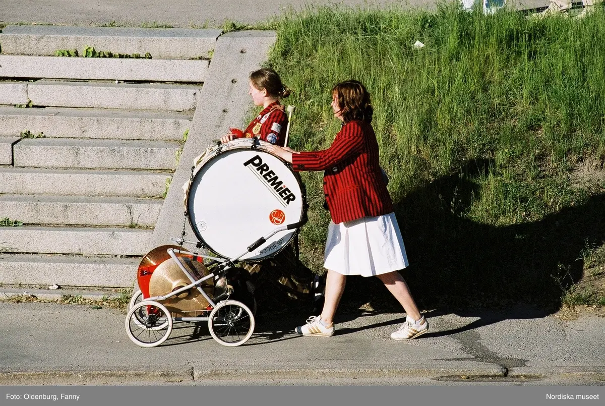 Firandet av den svenska nationaldagen den 6 juni 2004. Kortege med den kungliga familjen i hästdragna vagnar till Skansen. Kungliga Livgardets Dragonbataljon.