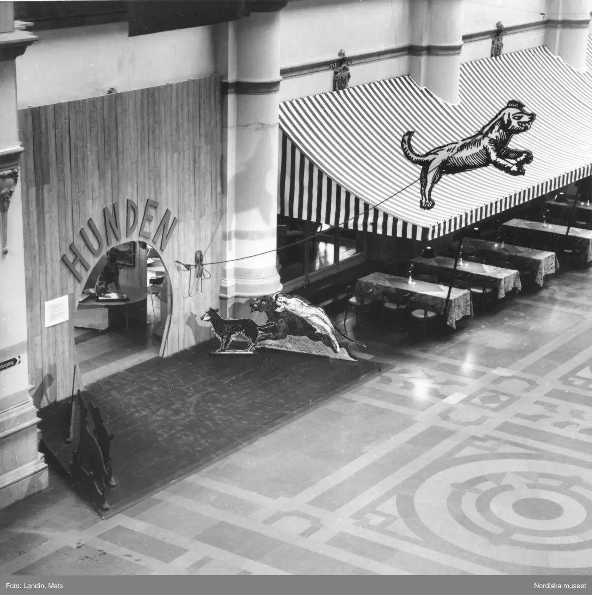 Utställningen "Hunden" på Nordiska museet 1989.Svartvit dokumentation av miljöer och montrar. Sagans hund, vakthunden mm