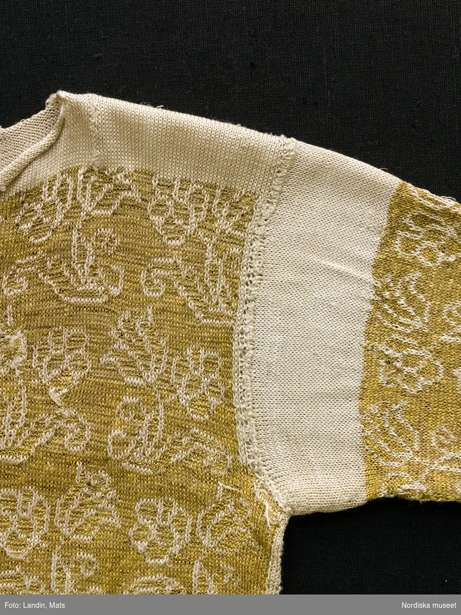 Tröja av gult silke. Silketröja. 1600-tal. 
NM  inv.nr 221941