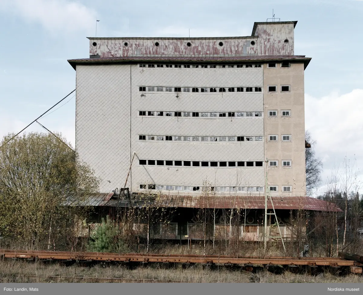 Hallsberg,  industrispår, industri, år 1999-2000. Järnväg, Lagerhus silo ritad av Gunnar Asplund.