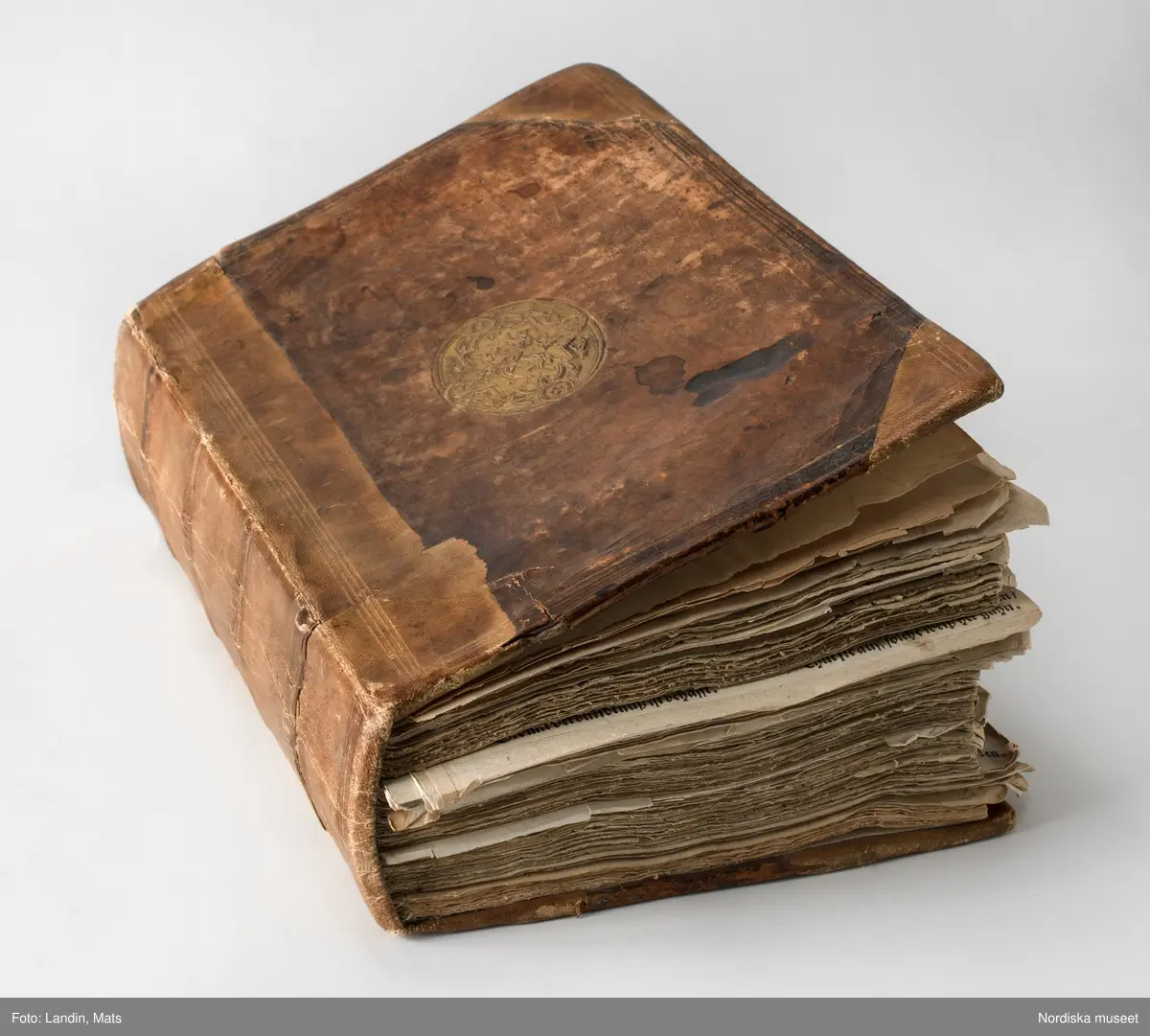 Bilder av och ur boken Trachtenbuch av Hans Weigel, tryckt 1577 i Nürnberg. Original i Nordiska museets bibliotek.

Habitvs Præcipvorvm Popvlorvm, Tam Virorvm Qvam fœminarum Singulari arte depicti.
Dräkt, dräktskick bilder från Europa, Afrika, Orienten och nya Amerika.
