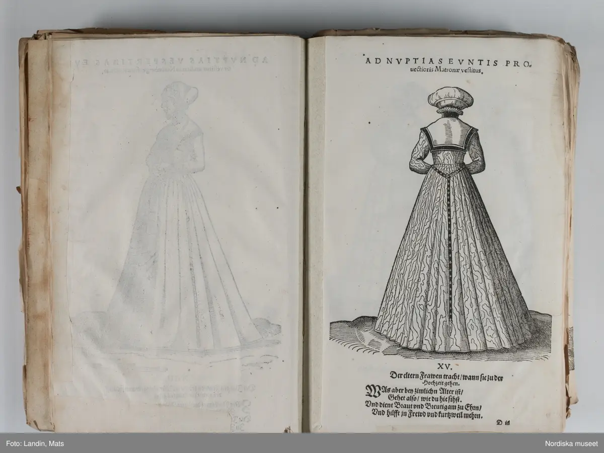 Bilder av och ur boken Trachtenbuch av Hans Weigel, tryckt 1577 i Nürnberg. Original i Nordiska museets bibliotek.

Habitvs Præcipvorvm Popvlorvm, Tam Virorvm Qvam fœminarum Singulari arte depicti.
Dräkt, dräktskick bilder från Europa, Afrika, Orienten och nya Amerika.