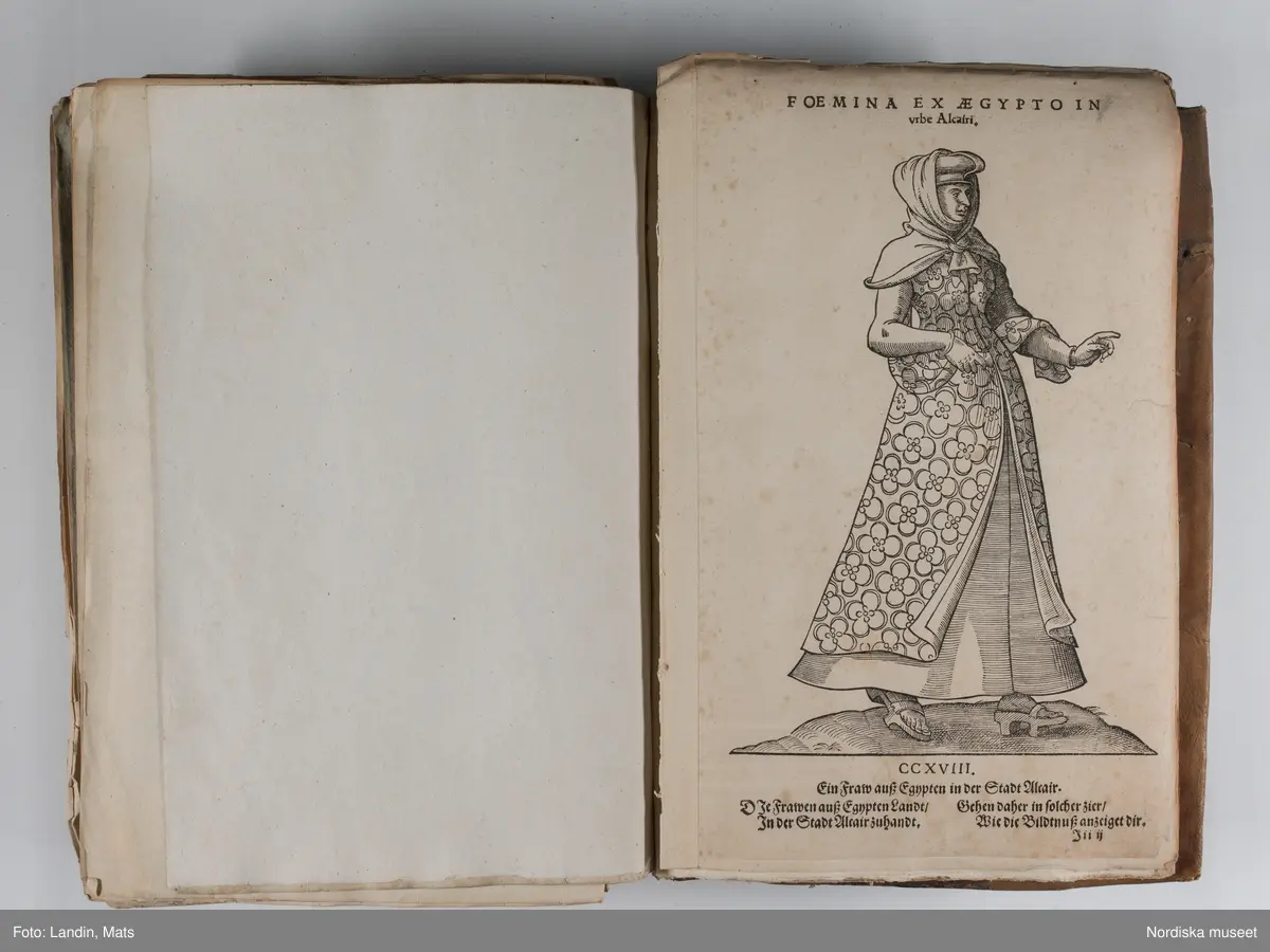 Bilder av och ur boken Trachtenbuch av Hans Weigel, tryckt 1577 i Nürnberg. Original i Nordiska museets bibliotek.

Habitvs Præcipvorvm Popvlorvm, Tam Virorvm Qvam fœminarum Singulari arte depicti.
Dräkt, dräktskick bilder från Europa, Afrika, Orienten och nya Amerika.