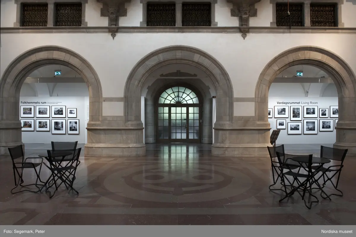 Nordiska museet Utställning Folkhemmets rum Vardagsrum
Folkhemmets rum är en serie om fem fotoutställningar där vardagsrummet, köket, sovrummet, badrummet och tvättstugan presenteras med bilder ur Nordiska museets rika  bildsamling. Från och med 28 augusti 2013 visas Vardagsrummet, med ett 30-tal fotografier av bland andra Karl Heinz Hernried, Erik Holmén och Karl Erik Granath.
