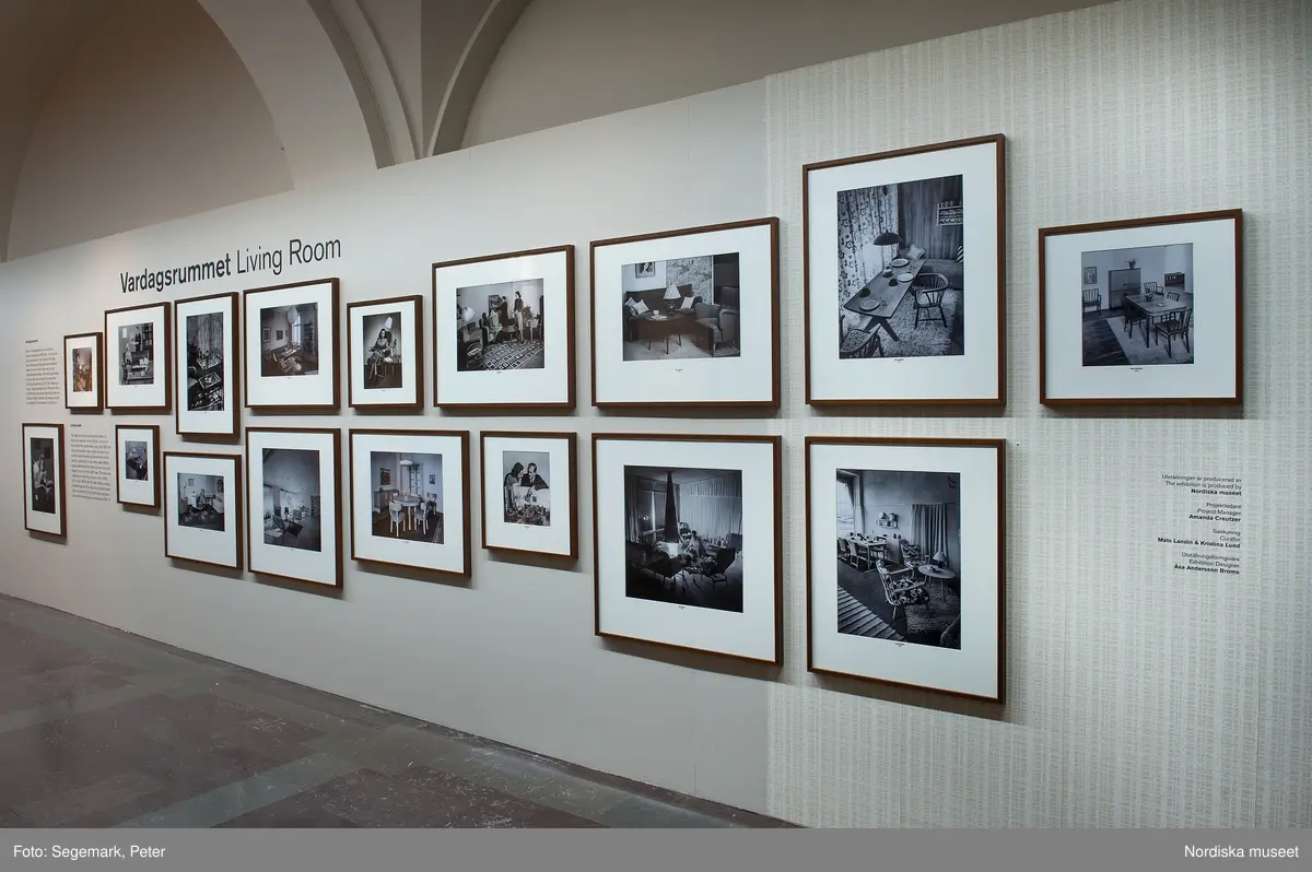 Nordiska museet Utställning Folkhemmets rum Vardagsrum
Folkhemmets rum är en serie om fem fotoutställningar där vardagsrummet, köket, sovrummet, badrummet och tvättstugan presenteras med bilder ur Nordiska museets rika  bildsamling. Från och med 28 augusti 2013 visas Vardagsrummet, med ett 30-tal fotografier av bland andra Karl Heinz Hernried, Erik Holmén och Karl Erik Granath.