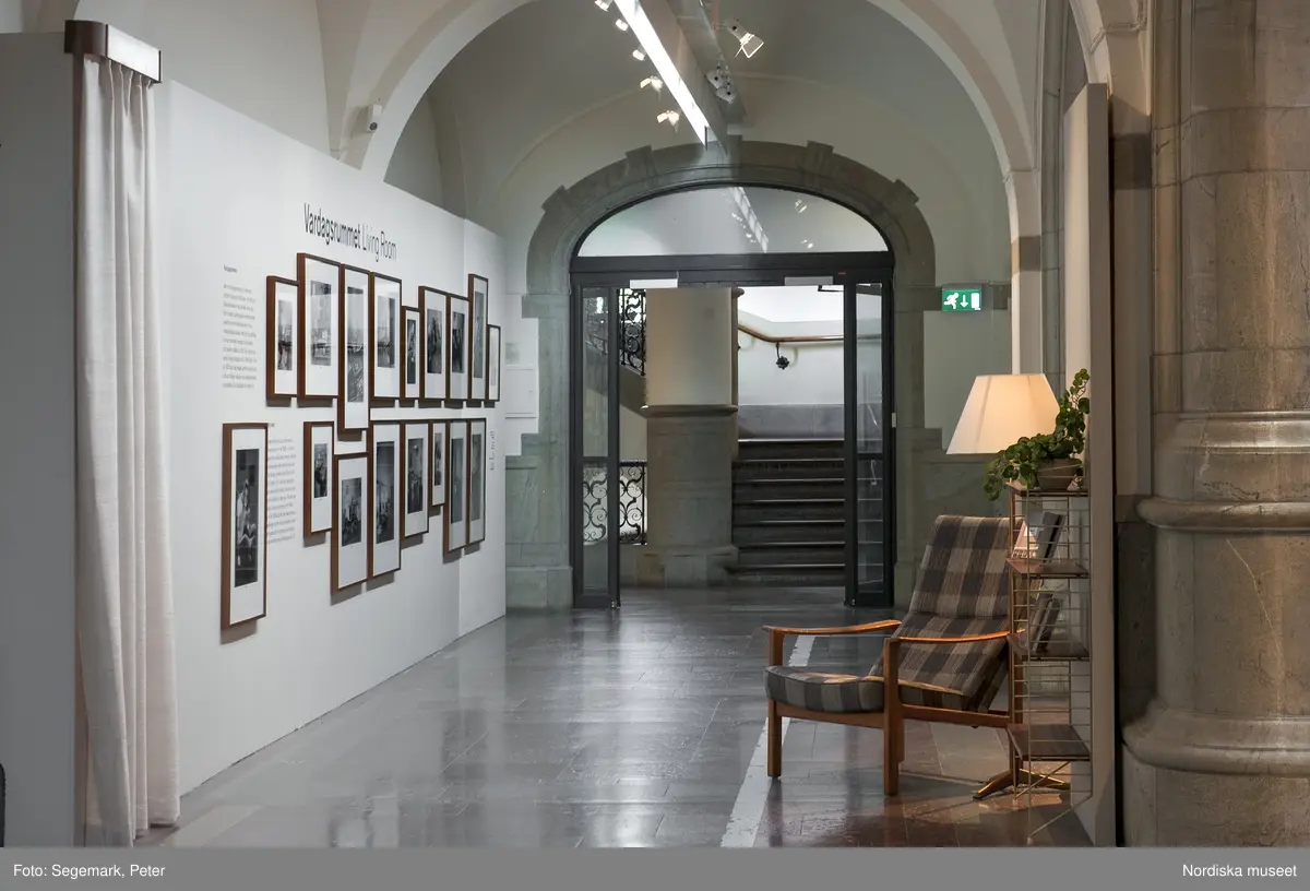 Nordiska museet Utställning Folkhemmets rum Vardagsrum
Folkhemmets rum är en serie om fem fotoutställningar där vardagsrummet, köket, sovrummet, badrummet och tvättstugan presenteras med bilder ur Nordiska museets rika  bildsamling. Från och med 28 augusti 2013 visas Vardagsrummet, med ett 30-tal fotografier av bland andra Karl Heinz Hernried, Erik Holmén och Karl Erik Granath.